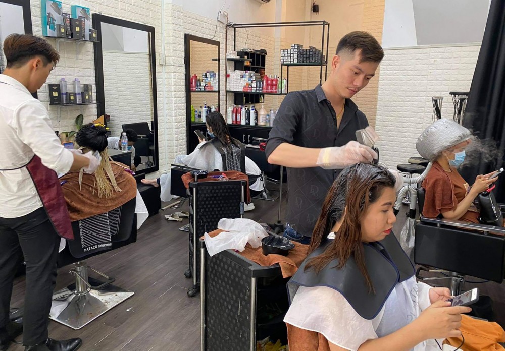 Salon, mùi thuốc nhuộm tóc: Salon chuyên nghiệp luôn đảm bảo cung cấp cho khách hàng sự thoải mái và tận hưởng phong cách làm tóc với mùi hương thơm thoảng nhẹ.