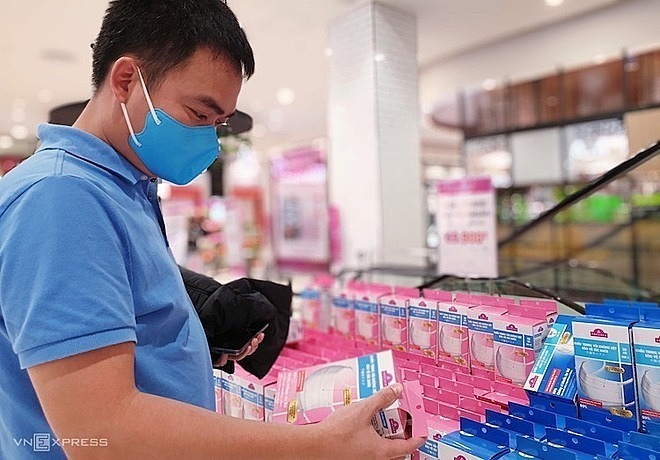 Đeo khẩu trang là một cách phòng tránh virus corona phổ biến và đơn giản Đeo khẩu trang là một cách phòng tránh virus corona phổ biến và đơn giản