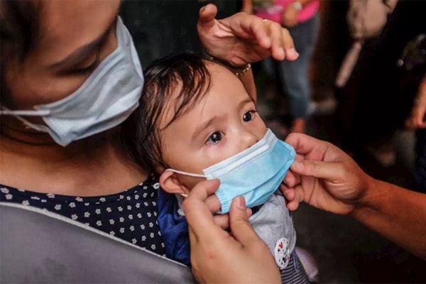 Ngừa virus corona cho trẻ nhỏ bằng cách sử dụng khẩu trang khi ra ngoài