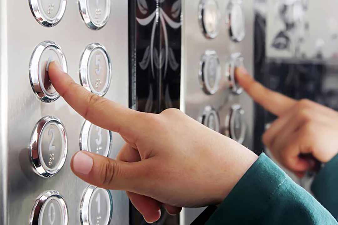 thang máy chứa nhiều vi khuẩn