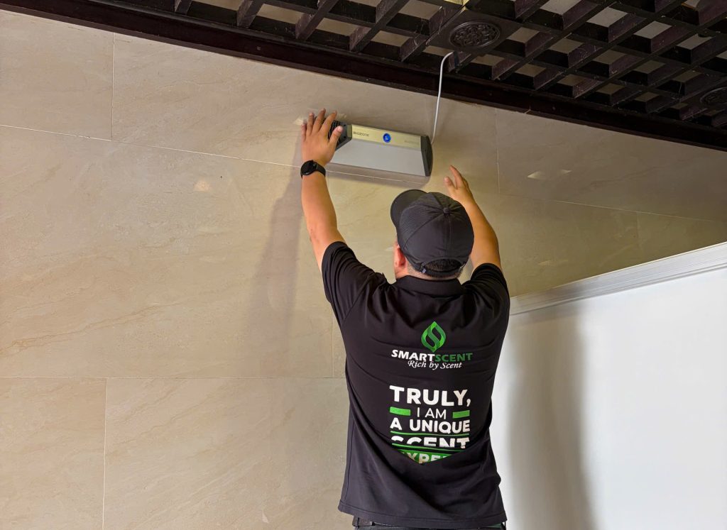Kỹ thuật viên lắp đặt máy khử mùi AC-30.